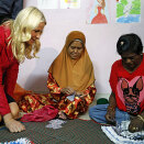 Kronprinsessen lytter til mattemakerne under et besøk til et omsorgssenter for barn med HIV-AIDS i Kuala Lumpur (Foto: UNAIDS)